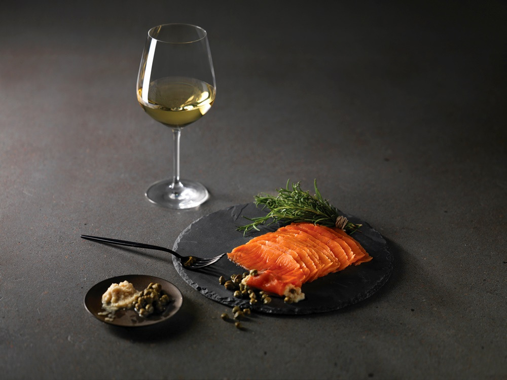 [워커힐-사진자료] 워커힐만의 훈연방식으로 만든 노르웨이산 ‘SUPEX 훈제연어’.jpg