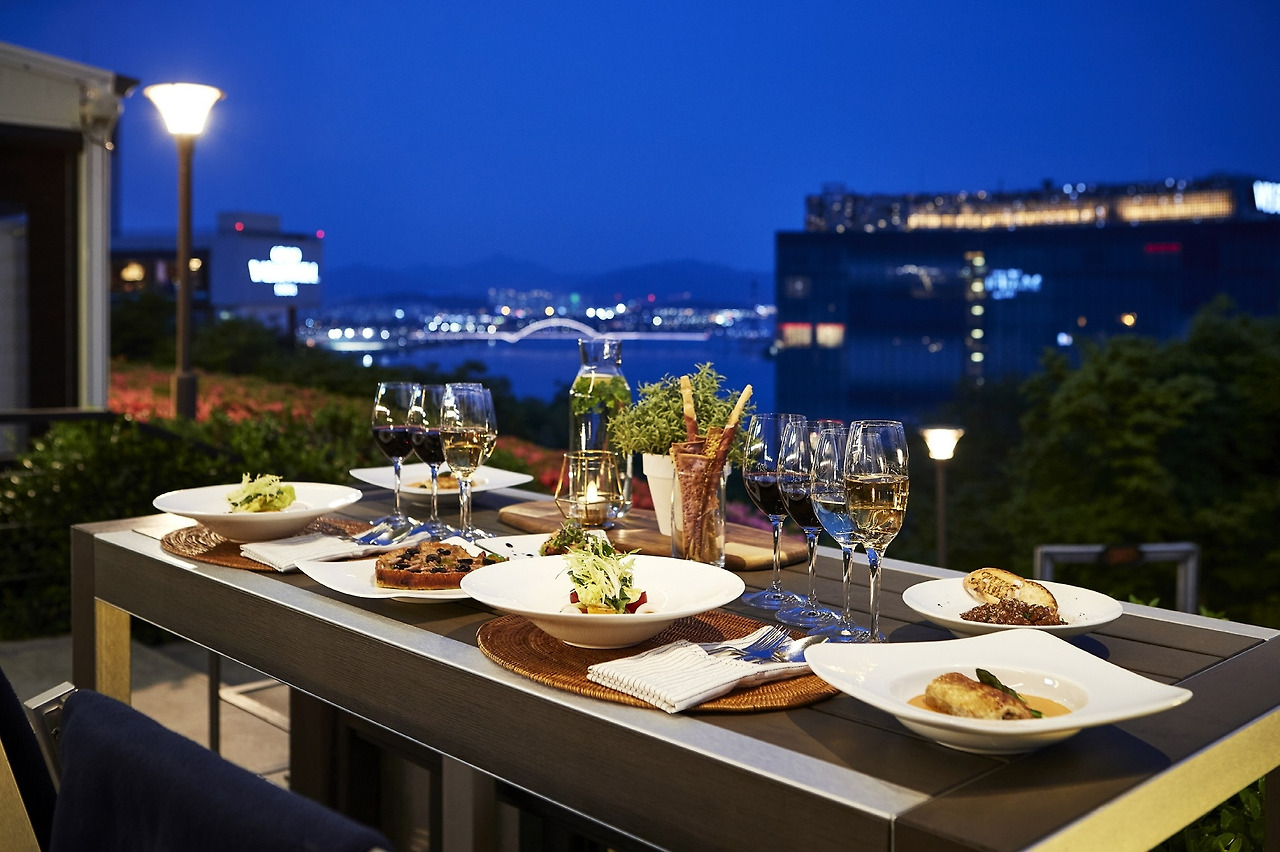 3. 워커힐 호텔앤리조트, 피자 레스토랑 ‘피자힐’에서 야경을 바라보며 즐길 수 있는 ‘와인 나이트(Wine Night)’ 프로모션.jpg