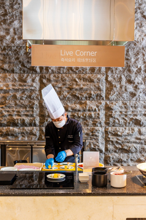 [사진자료] 다양한 즉석 요리를 선보이는 ‘Chef’s Live Corner’.jpg