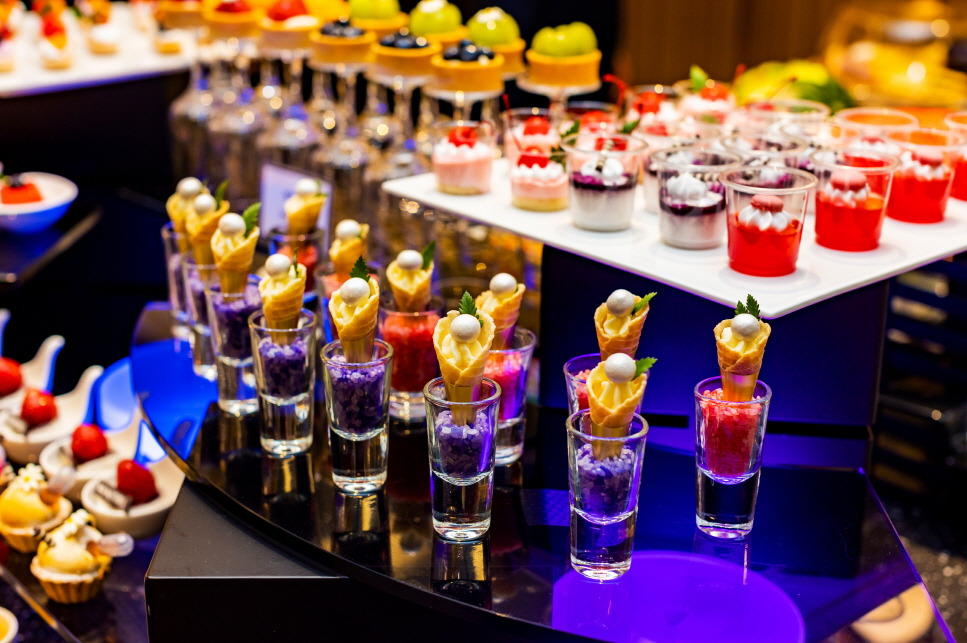 [사진자료] 스페셜 디저트를 맛볼 수 있는 ‘마티나 골드’ 라운지의 세미 뷔페.jpg