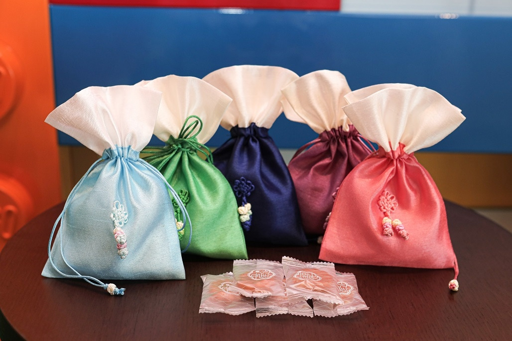 [사진자료 3] 레고랜드 호텔이 설날을 맞아 무료 증정하는 복주머니와 약과.jpg