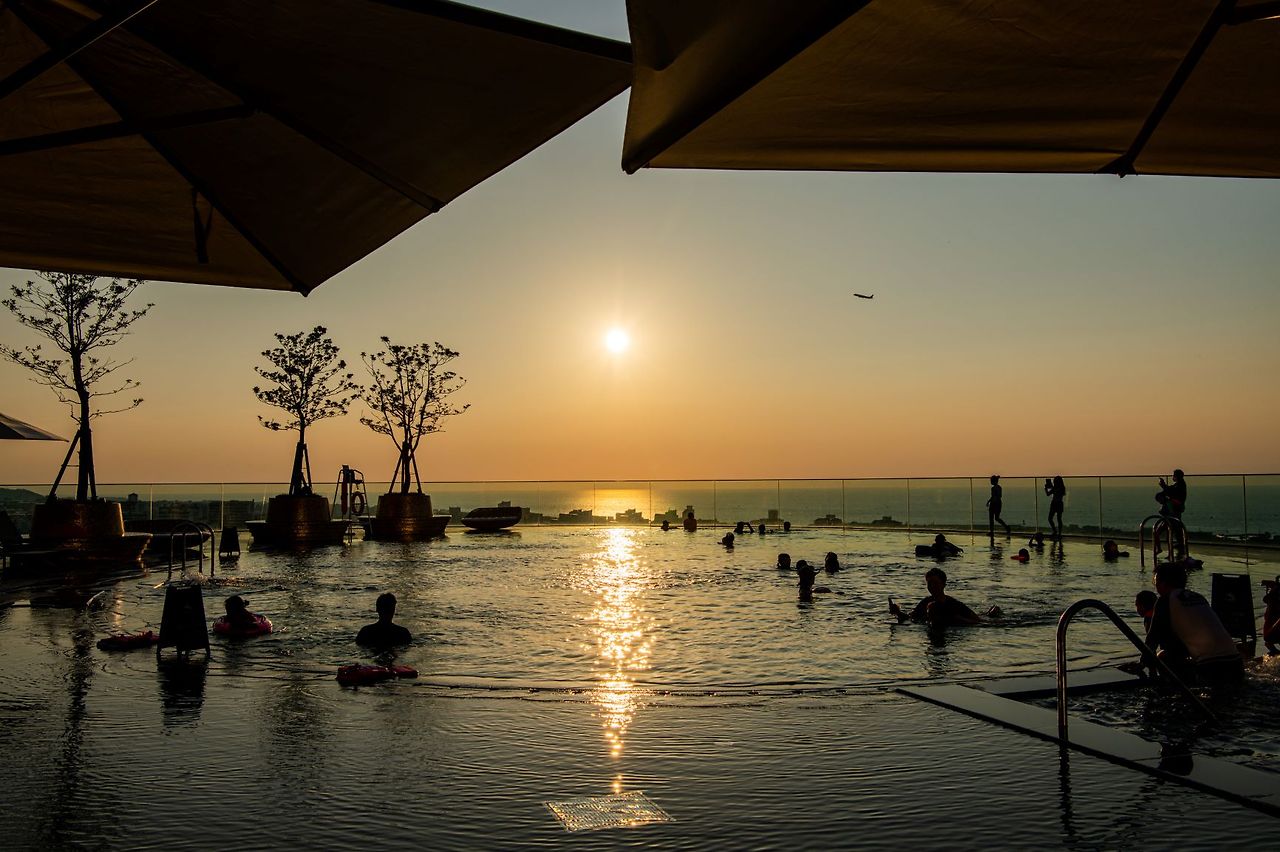 [제주 드림타워 복합리조트] 야외 풀데크_저녁.jpg