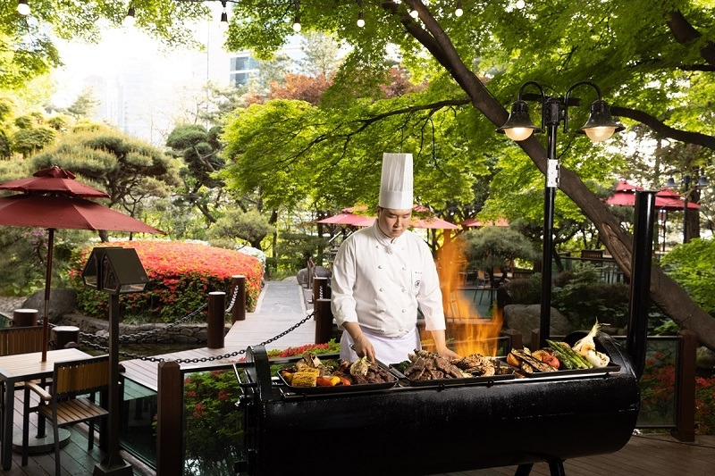 10_밀레니엄 힐튼 서울 오크룸 바비큐 해피아워.jpg