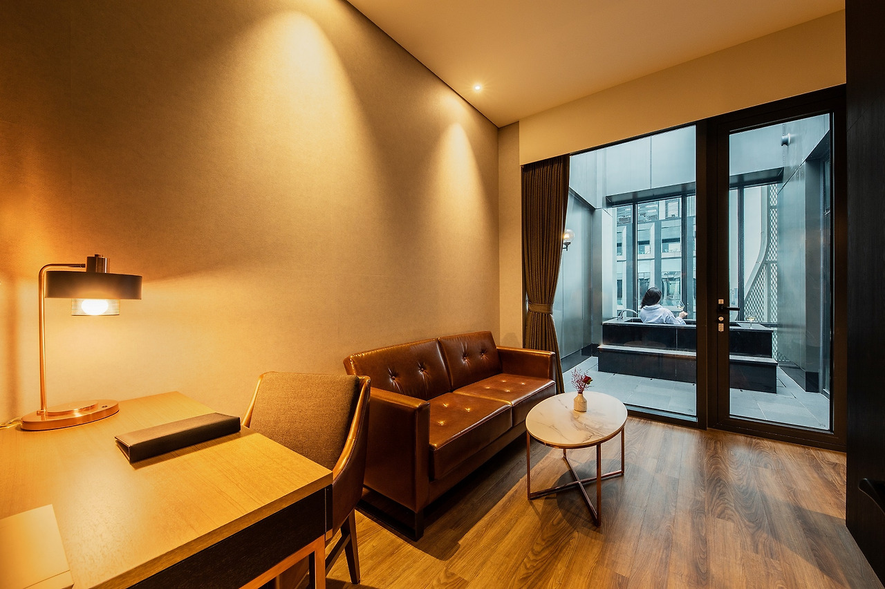 앰배서더_2. 머큐어 앰배서더 서울 홍대_주니어 스위트 패키지.jpg