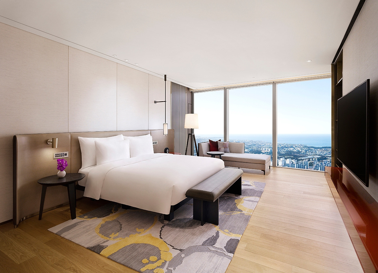 [제주 드림타워 복합리조트] 그랜드 하얏트 제주_코너 스위트_침실.jpg