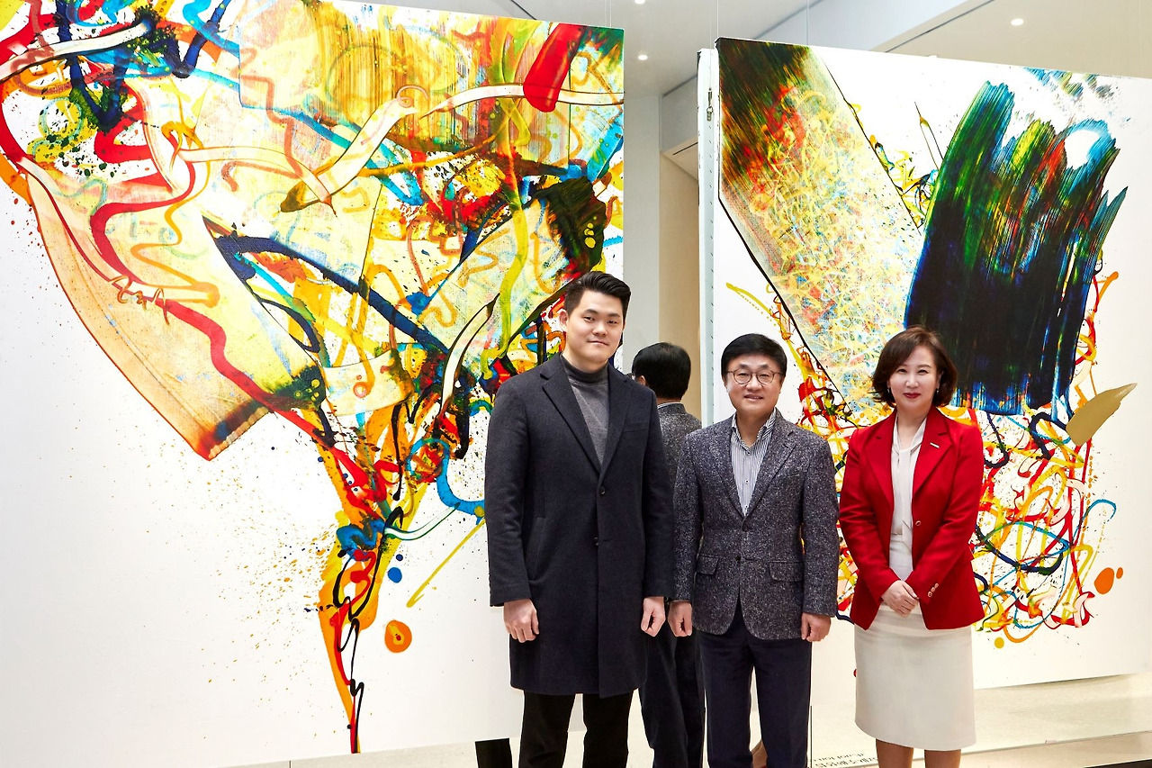 [워커힐 보도자료] 프린트베이커리 ‘흐름’전 오픈식에 참석한 워커힐 현몽주 총괄_ 황은미 총지배인_ 참여작가 최승윤.jpg