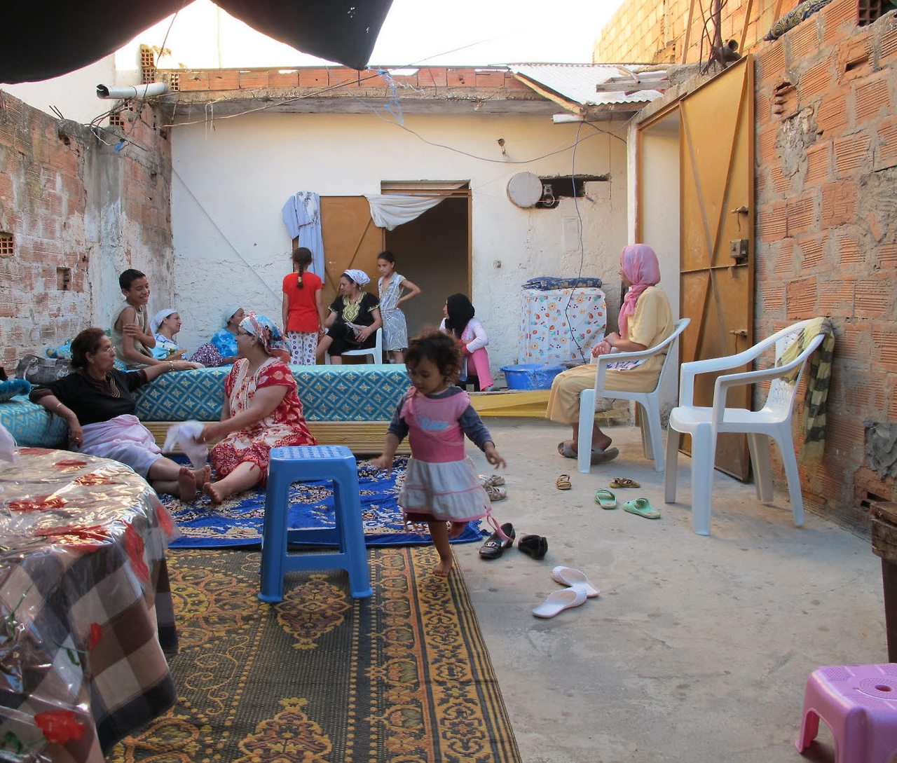 [2-47] 함만 아주머니 집 옥상에서 음식 준비에 한창인 아주머니들.jpg