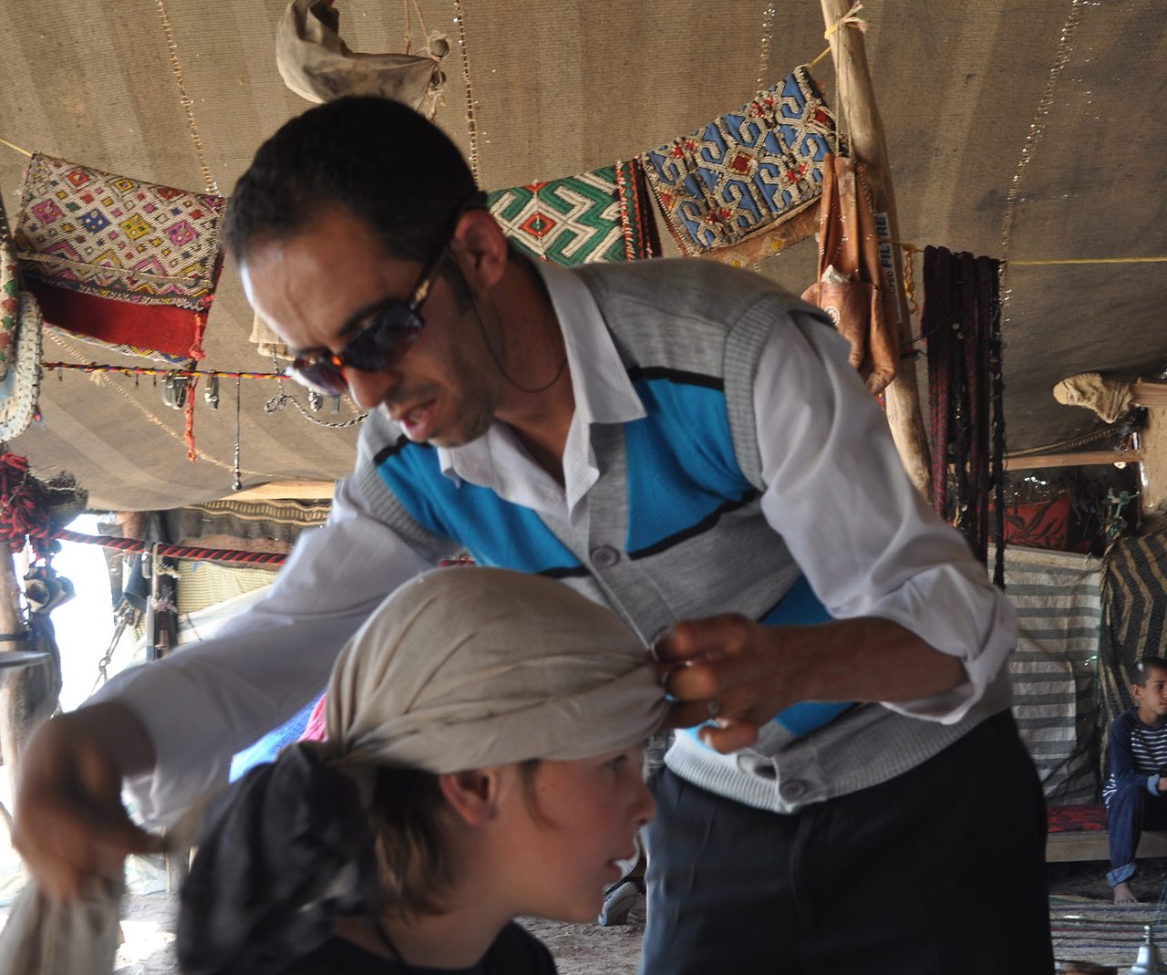 [4-9] 사하라 사막 투어 중 프랑스 소년에게 터번 둘러주는 호센.jpg