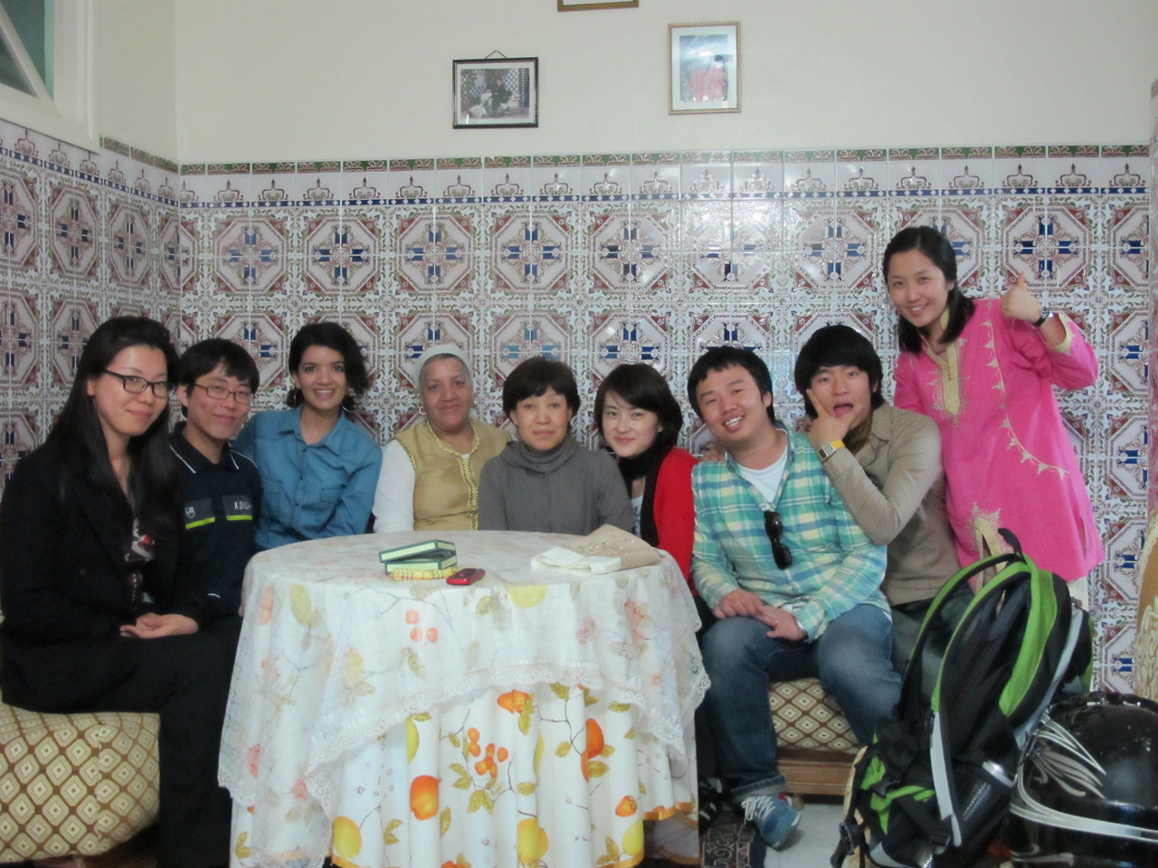 [2-19] 마하네 집을 떠나며 마하 가족들과 함께.jpg