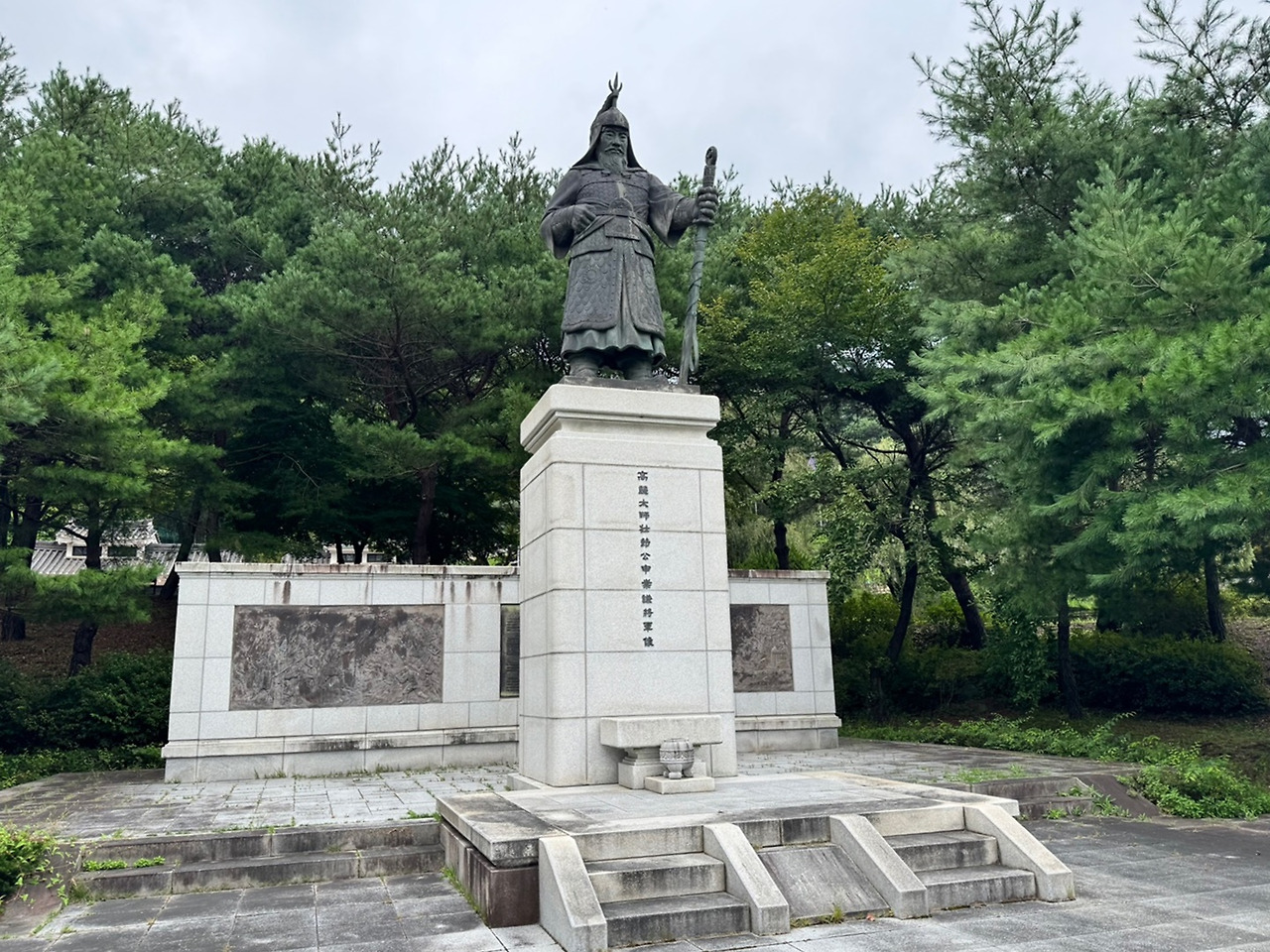 신숭겸장군동상.jpg