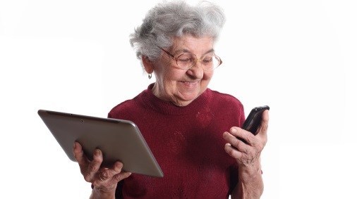 reverse-mentoring-grandma-smartphone.jpg