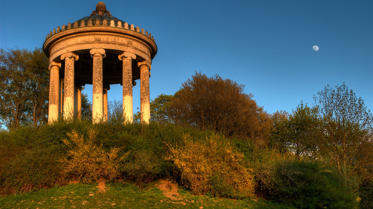 english-garden-rotunda-munich-germany_00449000.jpg