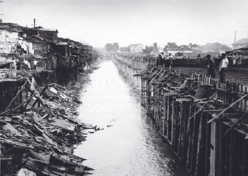 청계천변_판자집_철거당시_모습(1965년)(서울역사박물관).JPG.jpg