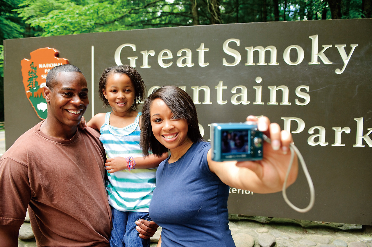 Great-Smoky-Mountains-National-Park-with-travelers.jpg
