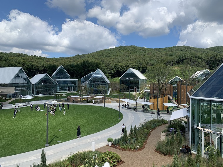 [사진 3]  ‘자연 속 휴식’ 콘셉트의 복합문화공간 롯데 타임빌라스_출처 tnnews.co.kr.jpg