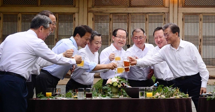 [사진 4] 2017년 청와대에서 열린 주요 기업인과의 호프 미팅에서 제공된 세븐브로이의 수제맥주_출처 newsis.jpg