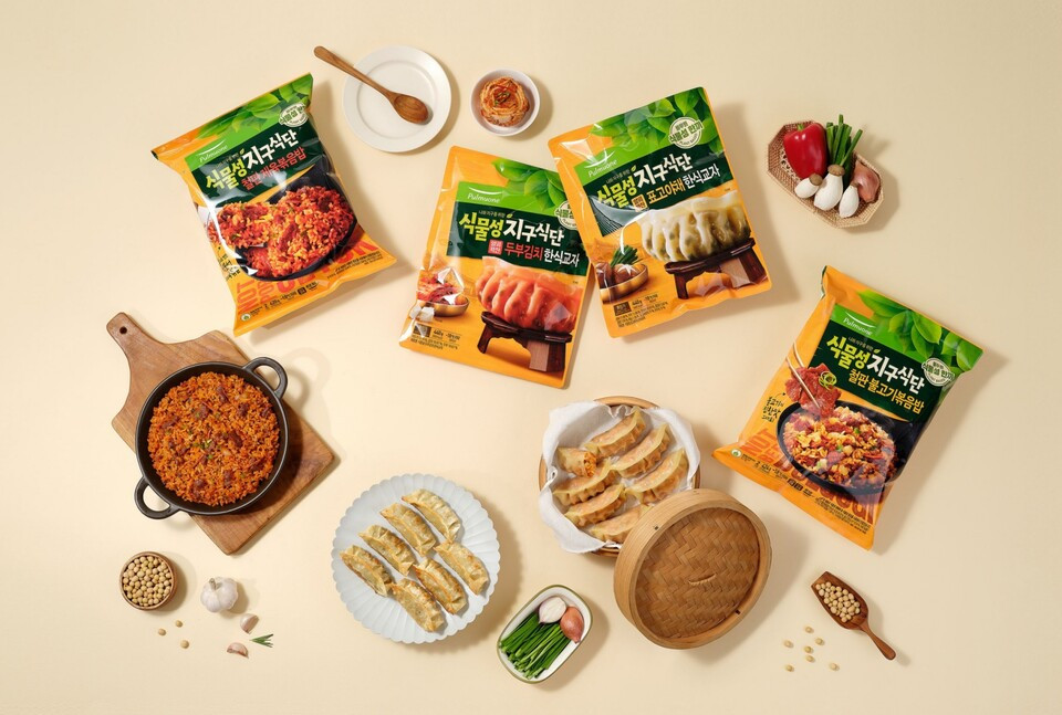 [사진 6] 익숙한 제품에 친환경 요소를 추가한 풀무원 '지구식단' 제품.jpg