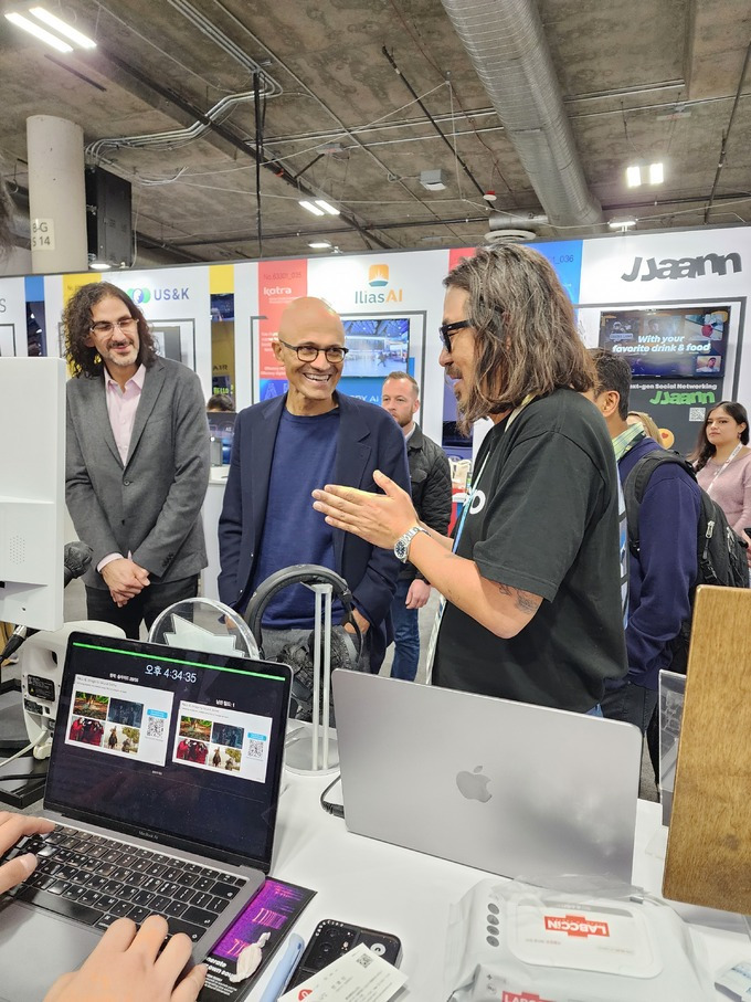 [사진 4] 가우디오랩 부사장(우)의 설명을 듣는 사티아 나델라 MS CEO(가운데) - 출처 세계일보 이동수 기자.jpg