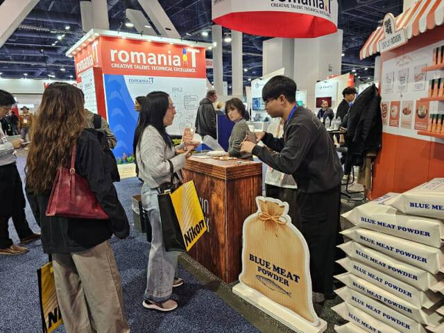 [사진 3] CES 2025 삼진어묵 부스_출처 zdnet korea.jpg