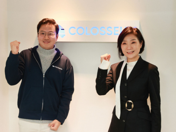 [사진 4]콜로세움코퍼레이션 CEO(좌), 중소벤처기업부 장관(우) - 중소벤처기업부.jpg