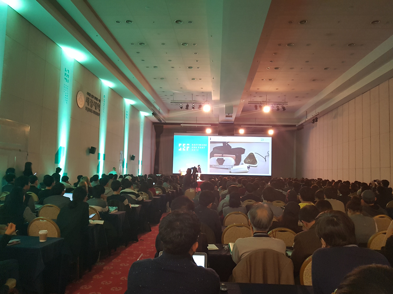 20170401_144728_VR_현재는두명이상호게임을하는것_나중에는2명이상즐길수있는인터렉티브한VR게임개발할것_사용자의 VR 기기에 부착하여 머리의 위치를 파악하는 헤드 트래커와 손의 움직임을 파악하는 핸드 모션 컨트롤러, 그리고 이 기기들의 충전거치대와 편광조명 발산을 동시에 수행하는 베이스 모듈로 구성.jpg