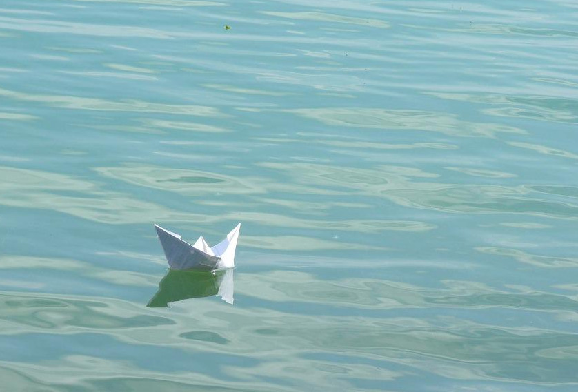 papierschiff-389015_1920.jpg