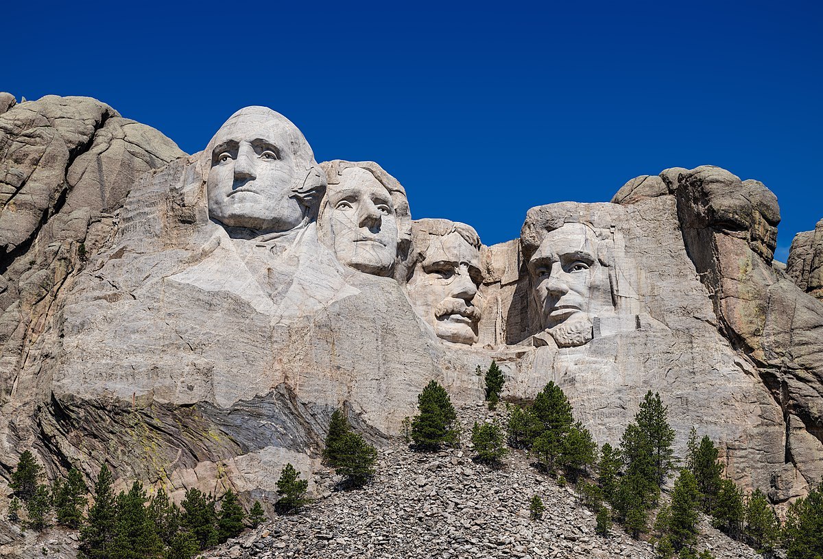 1200px-Mount_Rushmore_detail_view_%28100MP%29.jpg
