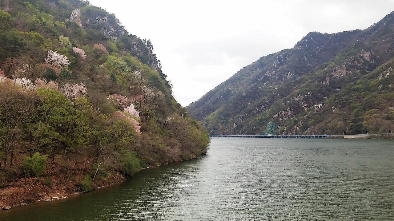 사진5-춘천을 호반의 도시로 만들어 준 의암호. 춘천 시내를 둘러싸고 있는 아름다운 호수다..jpg