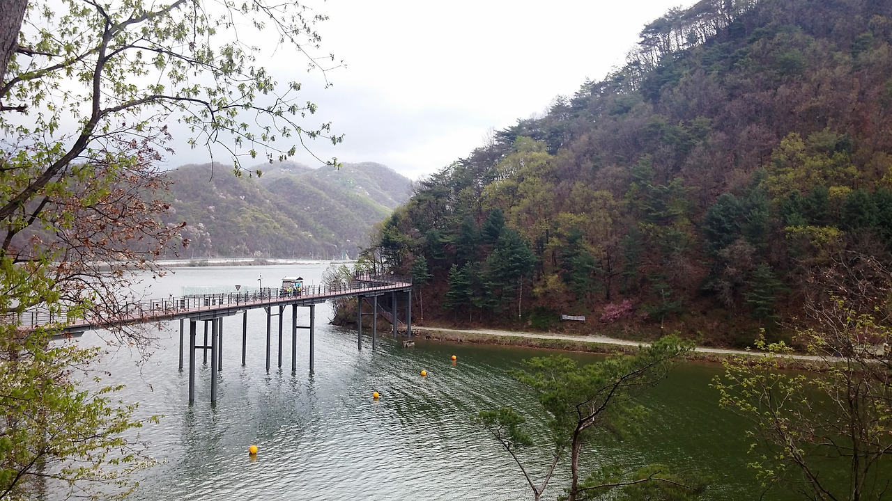 사진1-1967년 의암댐이 건설되면서 형성된 의암호. 인공호수지만 자연호수의 운치를 자아낸다..jpg