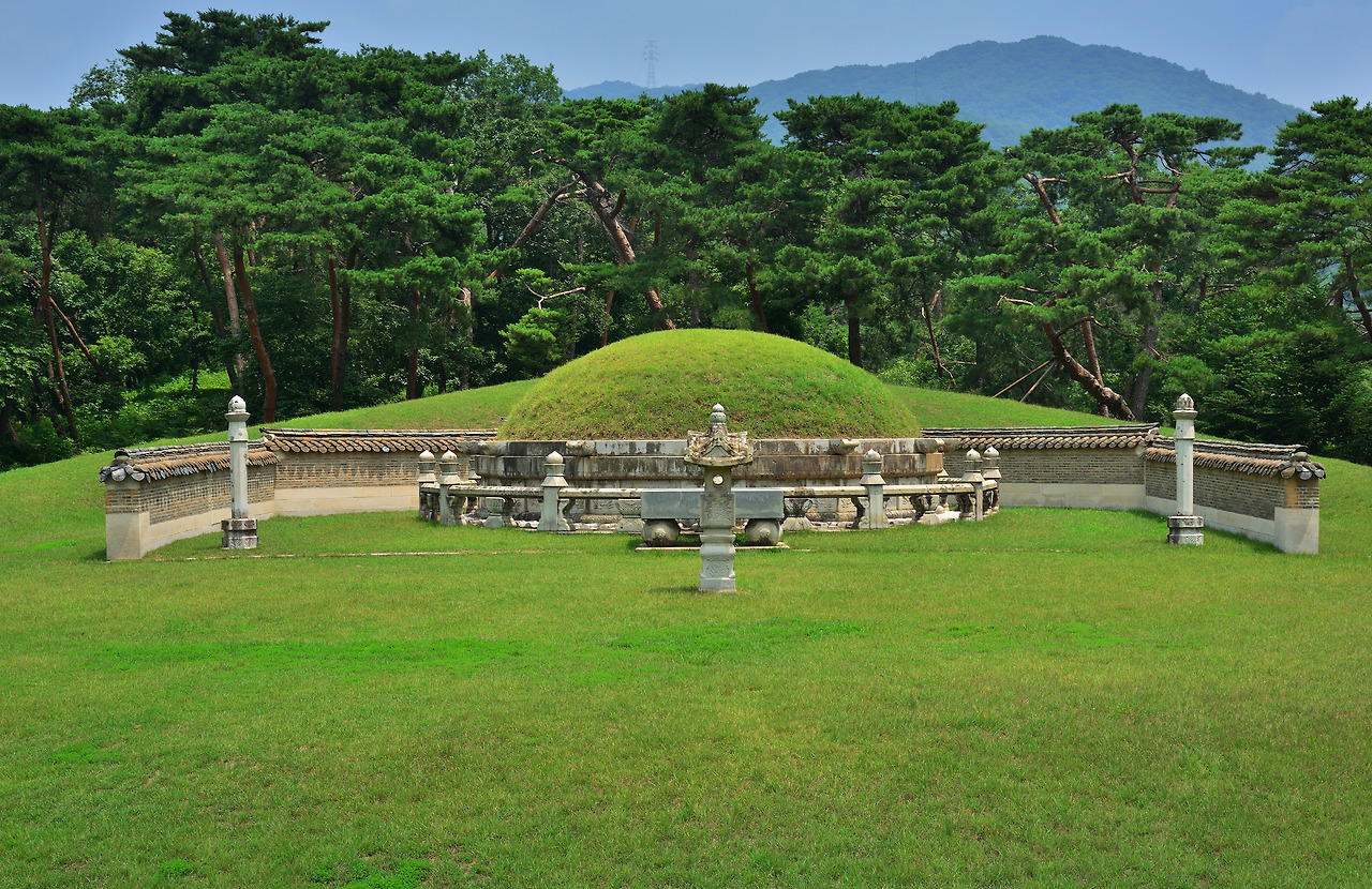 남양주 홍릉과 유릉_유릉 능침정면_미술_2012년(출처 _ 국립문화재연구소).jpg