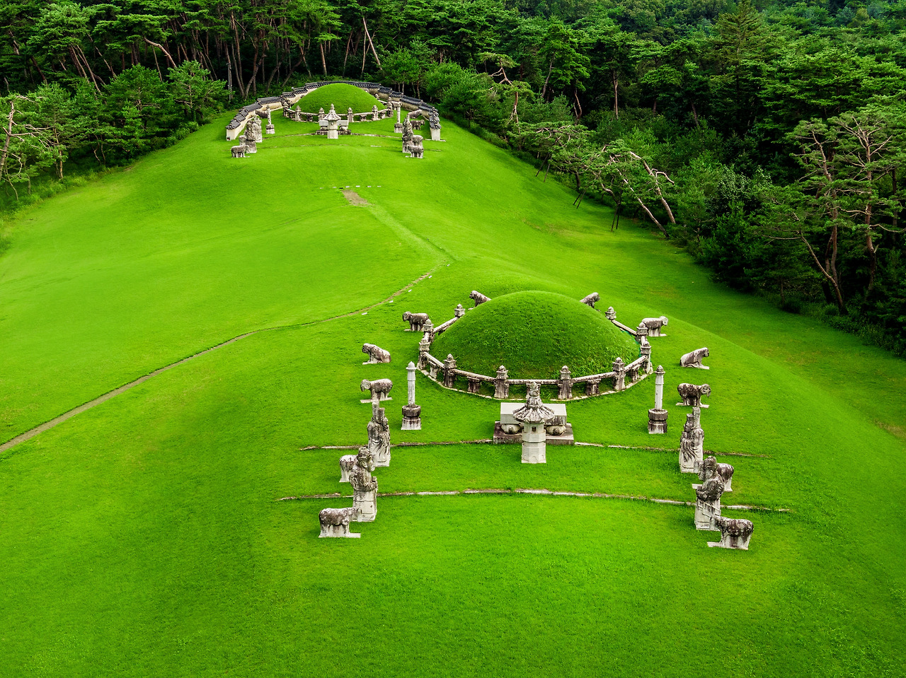 여주 영릉과 영릉_효종 영릉 근경(항공).jpg