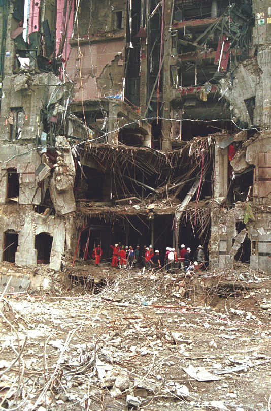 484_처참한 모습을 드러낸 삼풍백화점 붕괴현장(1995.6.30).jpg