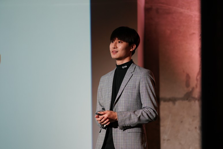 더데뷰 발표 사진.jpg