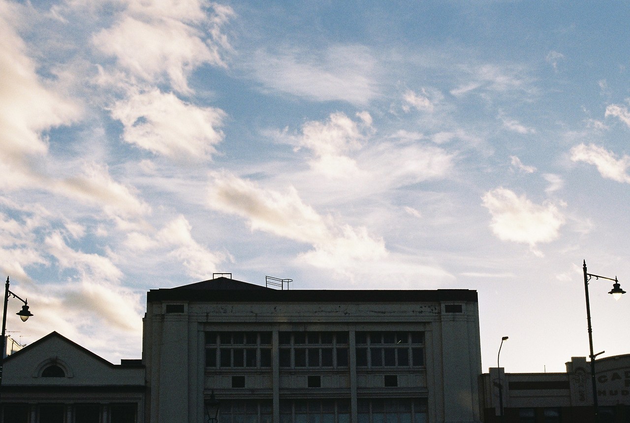 그라폴리오_201906 더니든_기차역앞_붓칠한 구름.jpg