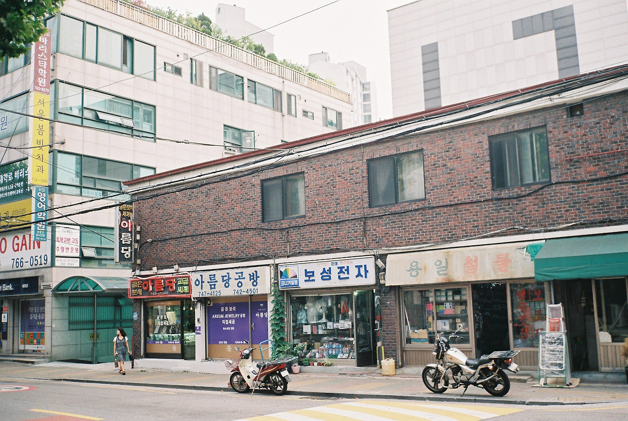 간판으로 도시를 읽는 시선 <사라지지 않는 간판들>