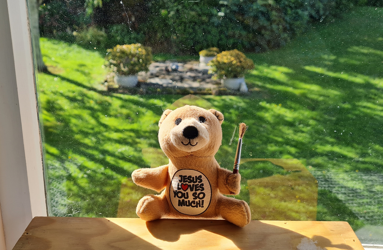 로저가 만들어준 아니타를 닮은 곰 인형.jpg