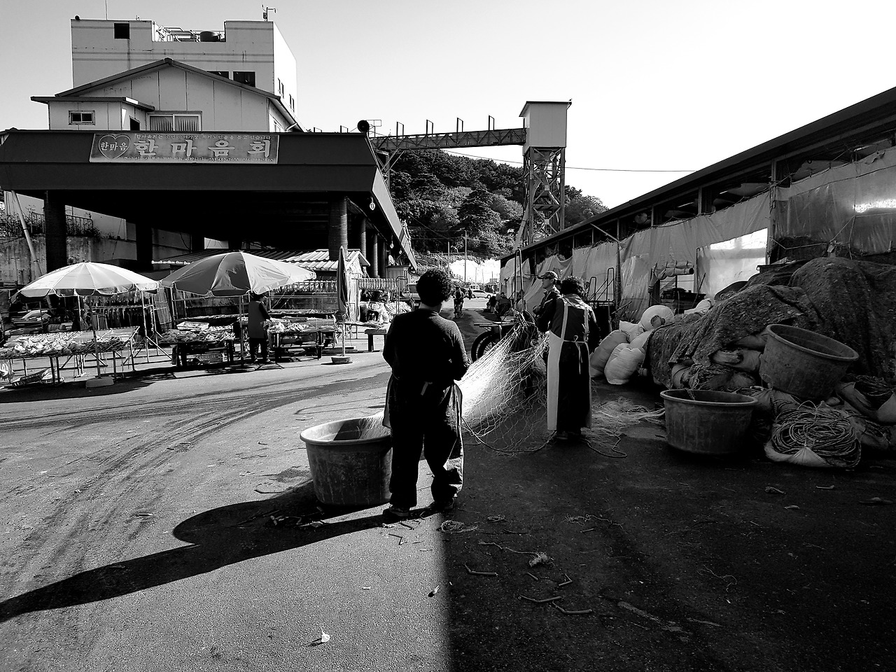 흑백 어구손질.jpg