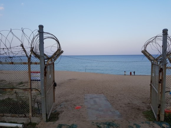 23일 브런치 1번 사진(바다정원 철책).jpg