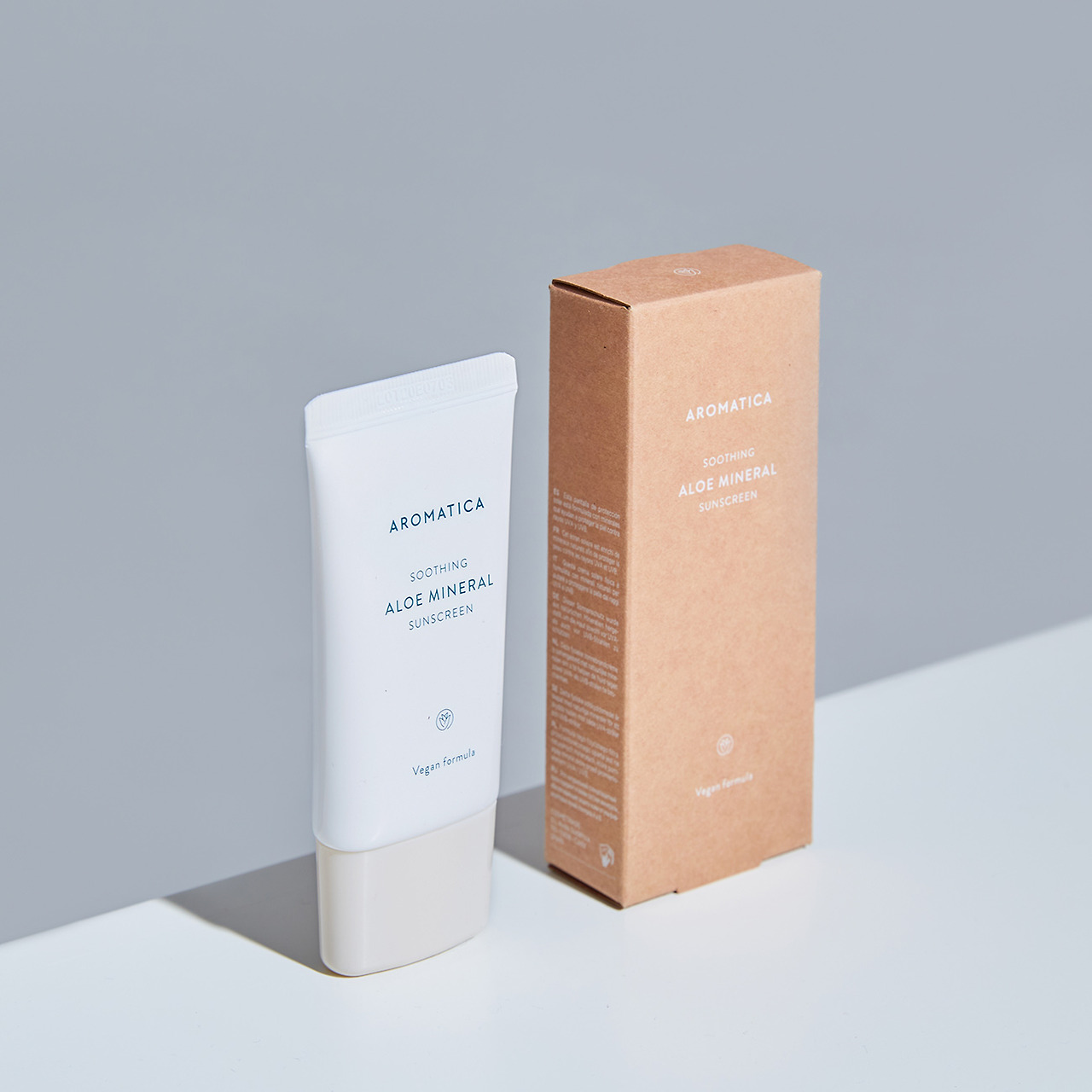 수딩 알로에 미네랄 선스크린 연출컷 3.jpg