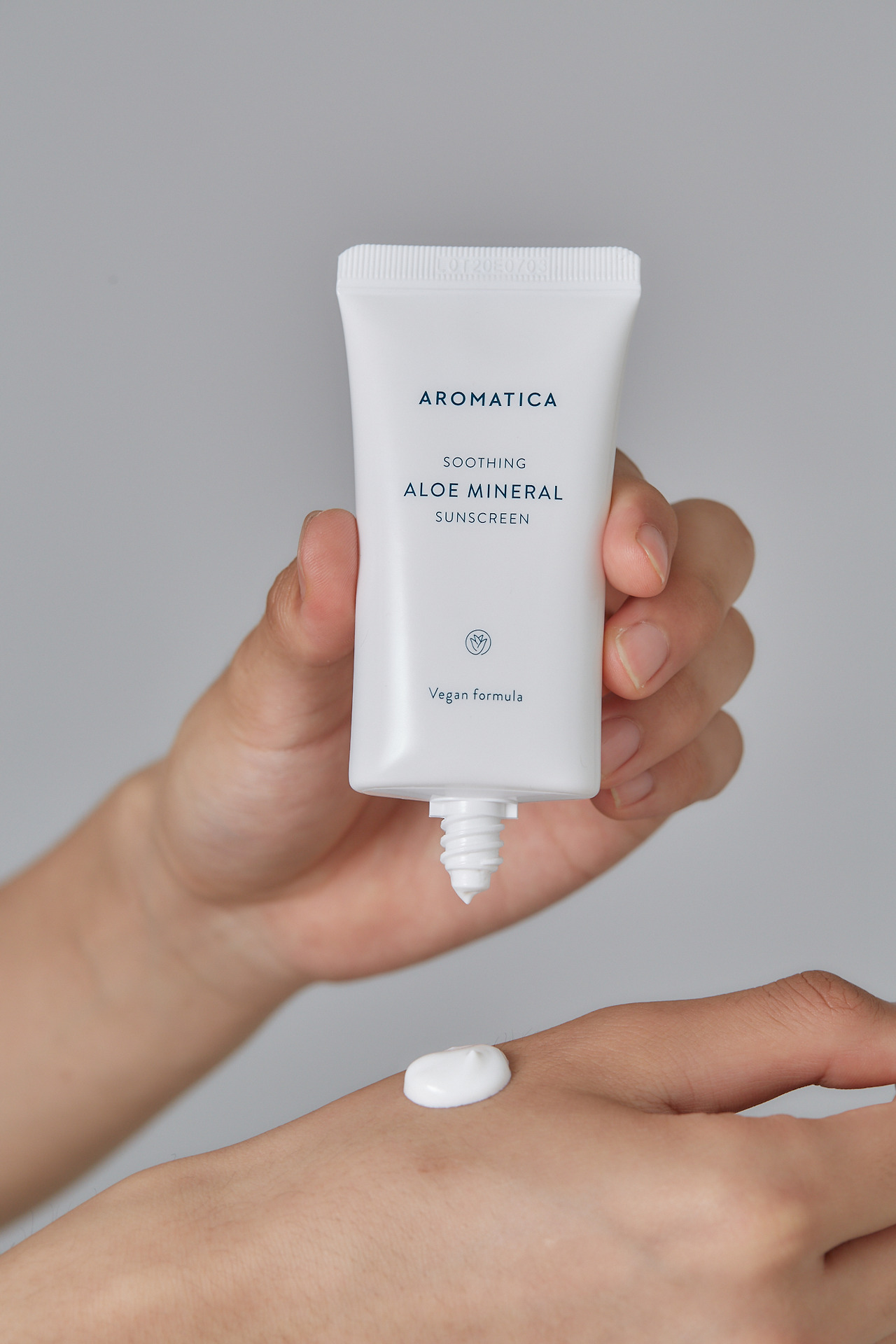 수딩 알로에 미네랄 선스크린 연출컷 1.jpg