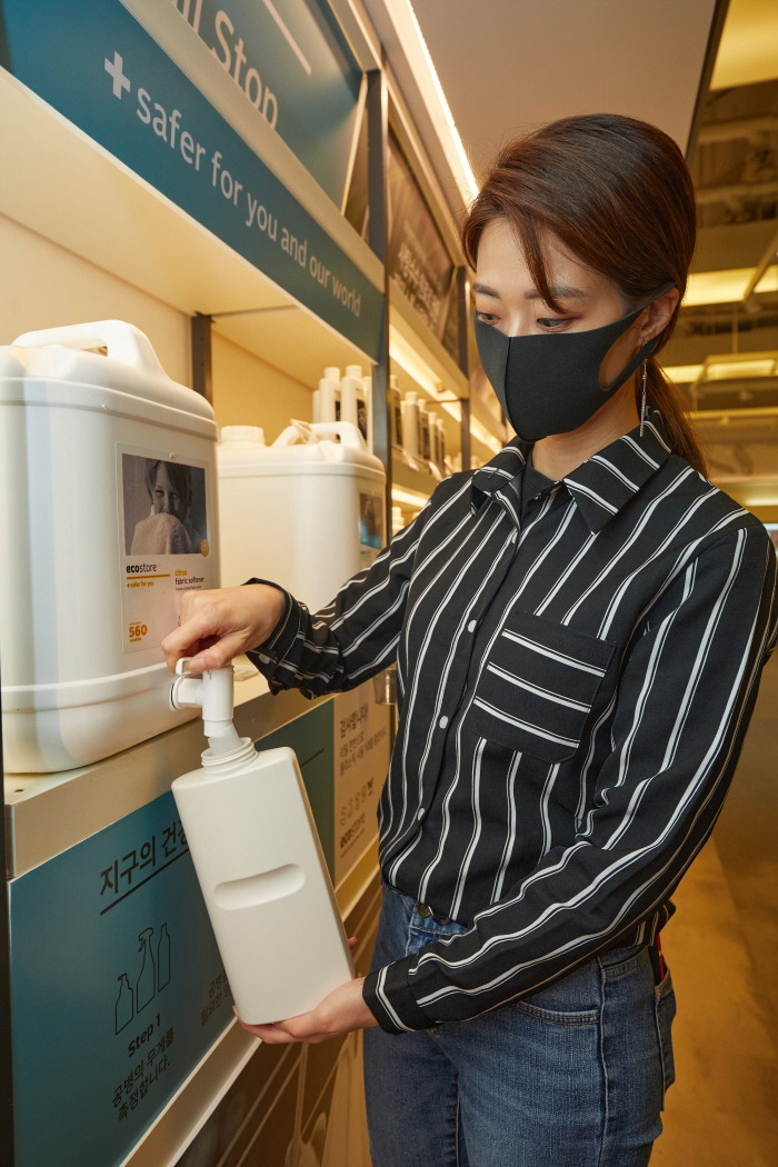 [사진7] 올가홀푸드 방이점을 방문한 고객이 ‘친환경 생활용품 존’에서 뉴질랜드 친환경 브랜드 ‘에코스토어’의 세제 상품을 소분구.._.jpg