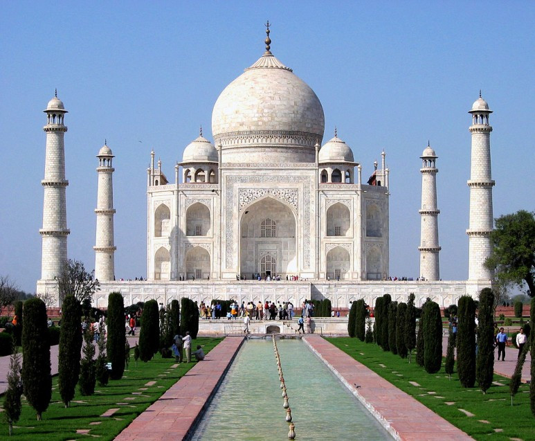 1024px-Taj_Mahal_in_March_2004.jpg