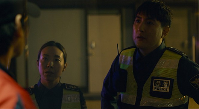 경찰관 장면.jpg