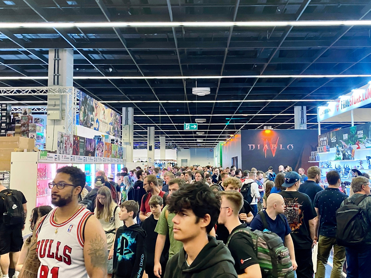 굿즈관 인파.jpg