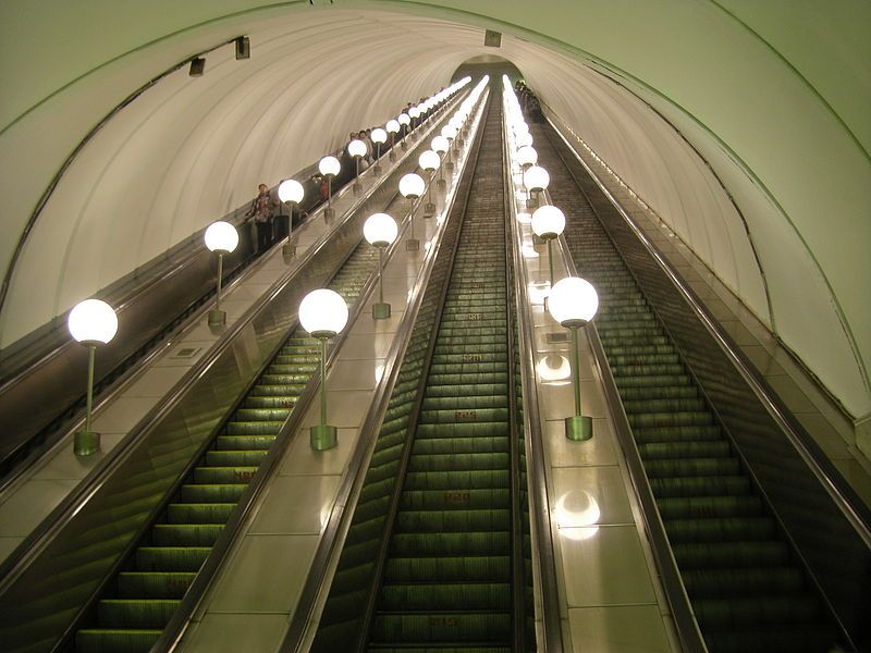 800px-Escalators_at_Dubrovka_metro_station.jpg