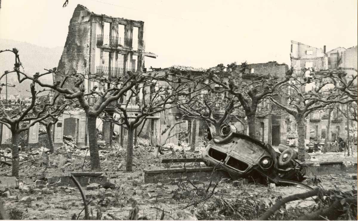 2_1_Guernica in ruin.jpg