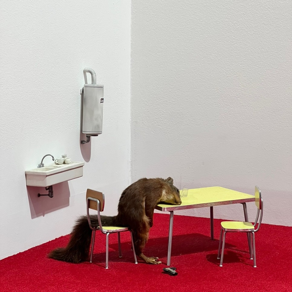 카텔란 박제.jpg