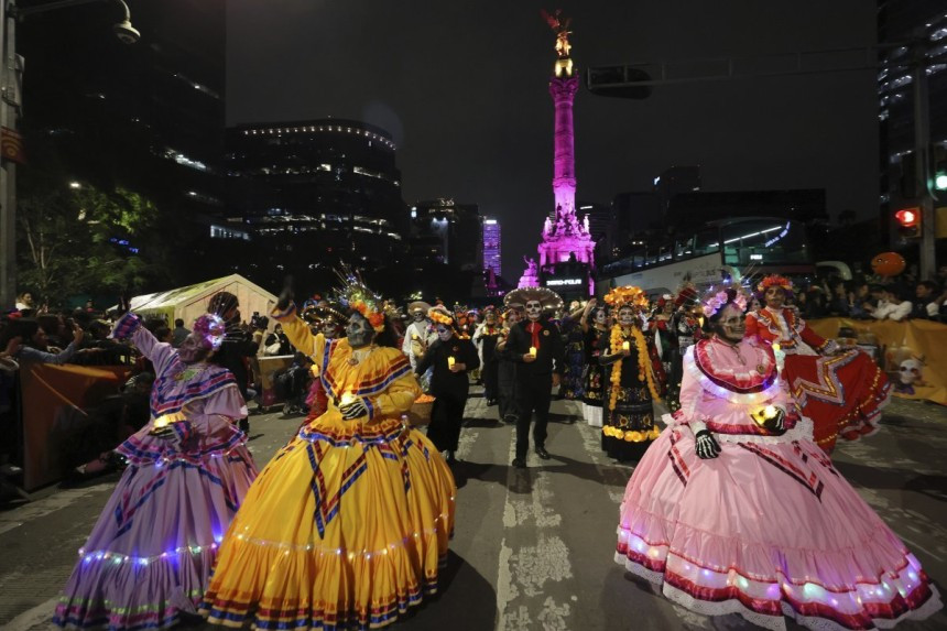 죽은자들의 날 퍼레이드.jpg