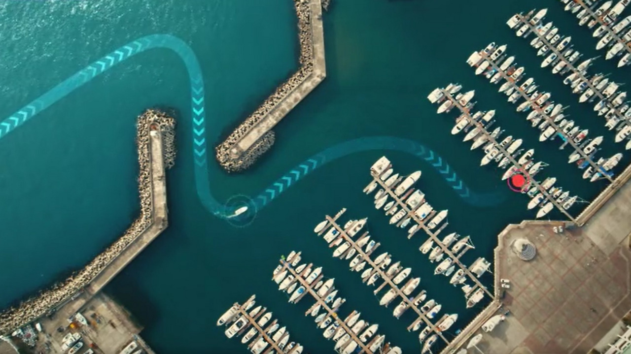 [사진7] 아비커스의 레저보트가 항구로 들어가고 있다..jpg