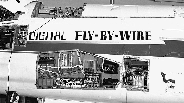 [사진1] F-8 항공기에 적용된 디지털 플라이 바이 와이어 기술.jpg